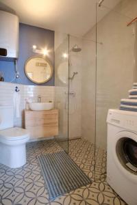 La salle de bains est pourvue d'une douche, de toilettes et d'un lave-linge. dans l'établissement Captain's home ****, à Opatija