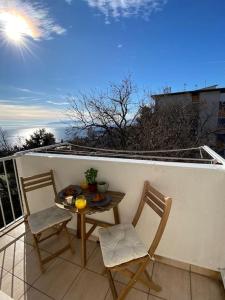 d'un balcon avec deux chaises et une table. dans l'établissement Captain's home ****, à Opatija