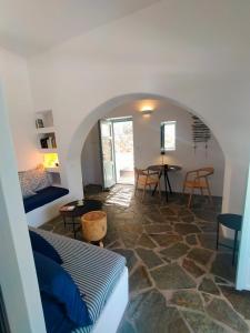 sala de estar con sofá y mesa en Amorgos Elegant Houses, 6 Villas, en Amorgós