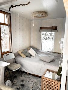um pequeno quarto com uma cama e uma janela em Dzintarkrasts em Jūrmala