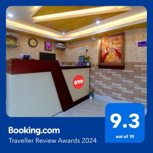 un vestíbulo de hotel con cajero automático y avertisementosateosateosate en Hotel Mahal And Restaurant Kanchrapara en Calcuta