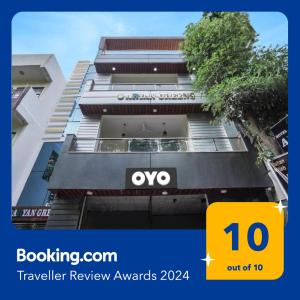 OYO Flagship Aryan Green Hotel في غازي آباد: مبنى عليه علامة وفو