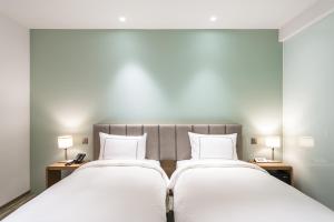 Postel nebo postele na pokoji v ubytování Phoenix Hotel Taichung