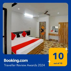 Cette chambre comprend un lit avec des oreillers rouges. dans l'établissement Hotel Starlight, à Lucknow