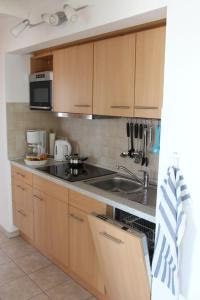 a kitchen with a sink and a microwave at Ferienwohnung Luv - direkt am Salzhaff in Rerik