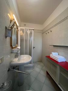 a bathroom with a sink and a shower at TerrazzaVistaMare, Piscina, CampoDaTennis in Sanremo