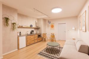 ein Wohnzimmer mit Sofa und Tisch in der Unterkunft GreyGreen by Holistay in Tirana + 53 Fotos