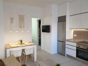 - une cuisine et une salle à manger avec une table et des chaises dans l'établissement Quintana-Alcalá Apartments, à Madrid