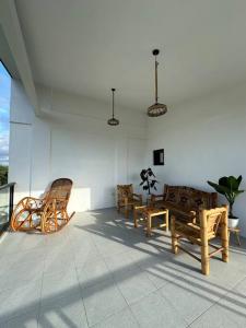 Habitación con varias sillas y mesa. en Faith Street Airbnb en Plaridel