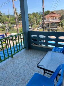 balcón con sillas y vistas a la piscina en Nare Guest House en Ko Lanta