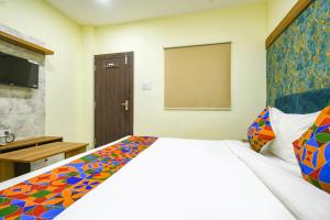 インドールにあるFabHotel Grand Girirajのベッドルーム1室(ベッド1台、プロジェクションスクリーン付)