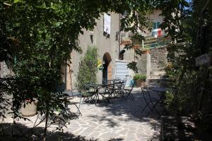 een groep tafels en stoelen op een binnenplaats bij Locanda Laudomia in Manciano