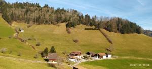 una vista aérea de una casa en una colina verde en Dom wiejski Artur, en Goldingen