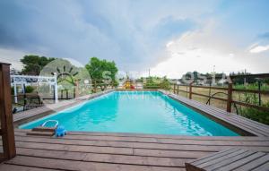 uma grande piscina com um deque de madeira em Blue Horizon - Residence with Pool em Porto Cesareo