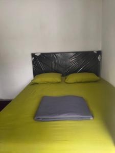 Un pat sau paturi într-o cameră la QQ HOMESTAY