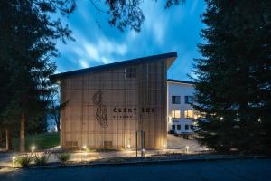 un bâtiment avec un panneau sur son côté dans l'établissement Resort Český les, à Bělá nad Radbuzou