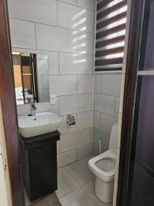uma casa de banho com um lavatório e um WC em DBright Lodge em Pretoria