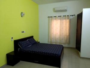1 dormitorio con 1 cama en una habitación con ventana en Home sweet home, en Agbato