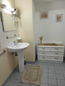 Koupelna v ubytování Auberge de la vallée de la douve