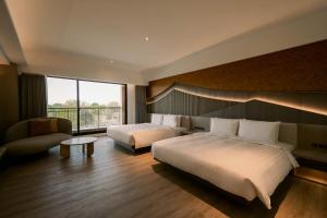 pokój hotelowy z 2 łóżkami i dużym oknem w obiekcie 綉溪安平 w mieście Anping