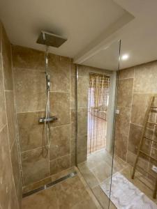 baño con ducha y puerta de cristal en Entre terre & mer, en Bénesse-Maremne