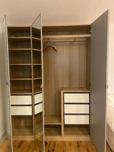 a walk in closet with a mirror and a bed at Entre terre & mer in Bénesse-Maremne