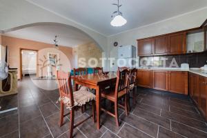 uma cozinha e sala de jantar com uma mesa de madeira e cadeiras em Blue Horizon - Residence with Pool em Porto Cesareo