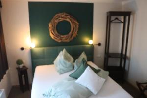 1 dormitorio con cama blanca y cabecero verde en Hotel Kropper Busch Garni en Kropp