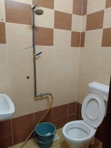 La salle de bains est pourvue de toilettes et d'un lavabo. dans l'établissement Homestay Ainul, à Pendang