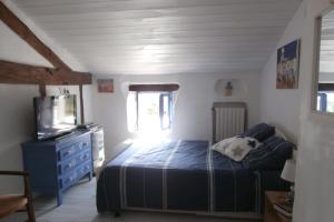 เตียงในห้องที่ "Le Petit Breuil" near Saintes