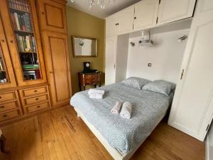 מיטה או מיטות בחדר ב-Maison spacieuse avec jardin, vélos et salle de sport