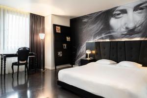- une chambre avec un lit blanc et un mur noir dans l'établissement B-aparthotel Regent, à Bruxelles