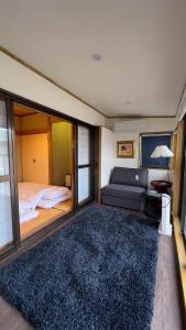 Postel nebo postele na pokoji v ubytování 伊豆高原 温泉付別荘 ISANA Mountain Villa - BBQ, Pizza Oven & Hotsprings