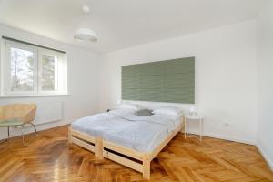 Postel nebo postele na pokoji v ubytování Rycerska Apartments with Parking by Noclegi Renters + 88 fotografií