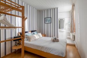 um quarto com uma cama com duas toalhas castanhas em Cosy apartment 150m from the beach em Blankenberge