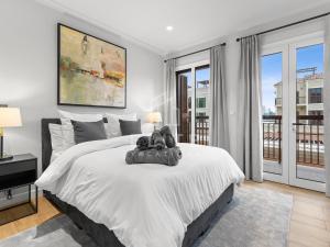 um quarto com uma grande cama branca e janelas em Luxury 4BR Villa with Private Beach and Burj Views no Dubai