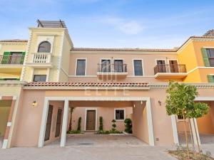 una villa en los suburbios de Sorrento en Luxury 4BR Villa with Private Beach and Burj Views en Dubái