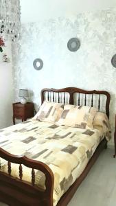 - un lit dans une chambre avec un canapé dans l'établissement La Maison du Gaillard, à Chitenay