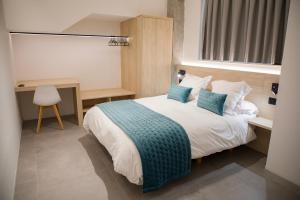 Un dormitorio con una cama con una manta azul. en Ponteloft - Xeitoso, en Pontevedra