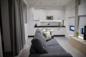 a living room with a couch and a kitchen at Ponteloft - Xeitoso in Pontevedra
