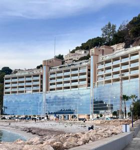 duży budynek na plaży nad oceanem w obiekcie Apartamento en Altea con vistas al mar w Altei +15 zdjęć