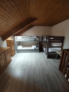 a room with two bunk beds and a wooden floor at Appartement T3 50m² - 6 pers. - Barcelonnette in Barcelonnette