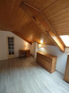 an attic room with wooden ceilings and wooden floors at Appartement T3 50m² - 6 pers. - Barcelonnette in Barcelonnette