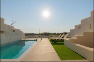 Piscina de la sau aproape de Naxos Plaka villas with private pool