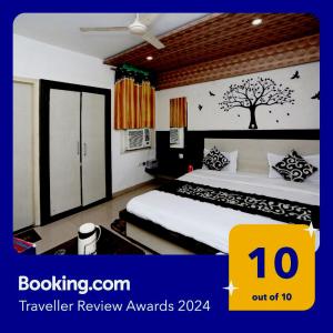 ein Schlafzimmer mit einem Bett mit einem Baum an der Wand in der Unterkunft Super OYO Flagship 4957 Hotel China Town in Bhairaun Ghāt
