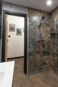 W łazience znajduje się prysznic ze szklanymi drzwiami. w obiekcie Kotlarska Snug Escape we Wrocławiu