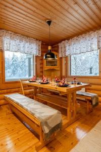 a dining room with a table and benches in a cabin at Villa Äkäsjoensuu in Äkäslompolo +23 photos