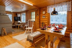 a living room with a table in a log cabin at Villa Äkäsjoensuu in Äkäslompolo