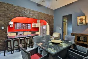 Una cocina y un comedor con mesa y sillas. en Soul House, en Durban