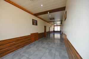 un pasillo vacío con paneles de madera en un edificio en FabHotel Snower, en Lārji